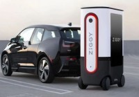 可自主移动的机器人充电桩，手机预约还能帮你占车位